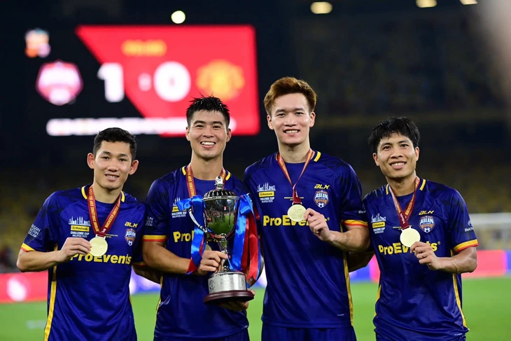 Cầu thủ, trợ lý, bác sĩ Việt khoe ảnh 'để đời' với Man United - Ảnh 6.