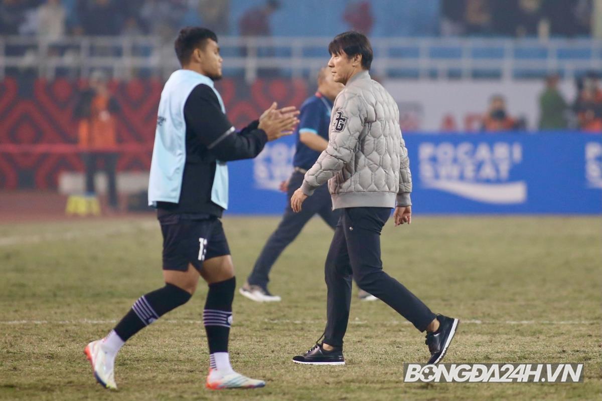 HLV Shin Tae Yong vui vẻ bắt chuyện với đàn em Kim Sang Sik 8