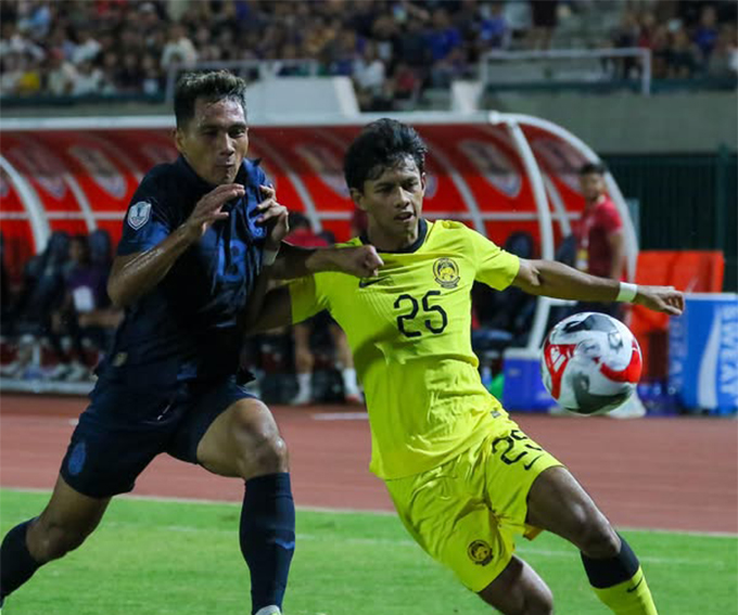 Malaysia (vàng) sẽ tiếp Timor Leste trên sân nhà
