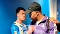 Mbappe xin lỗi đối thủ và đồng đội trong phòng thay đồ