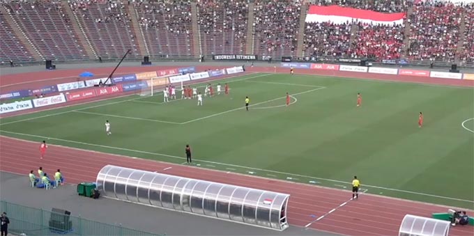 Arhan lấy đà từ xa, còn các cầu thủ Indonesia áp sát vòng 5m50 - Ảnh: Dũng Lê và Bóng đá