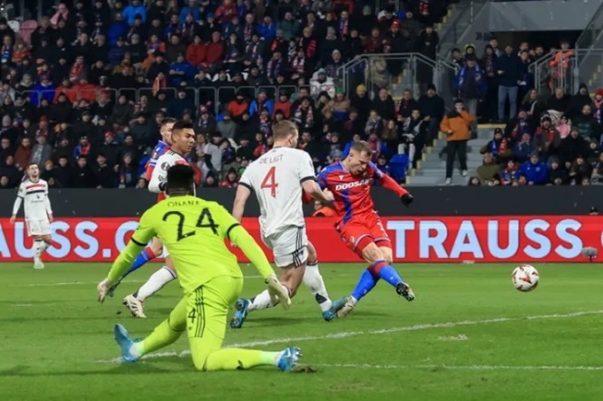 Onana bất lực nhì Vydra sút tung lưới MU
