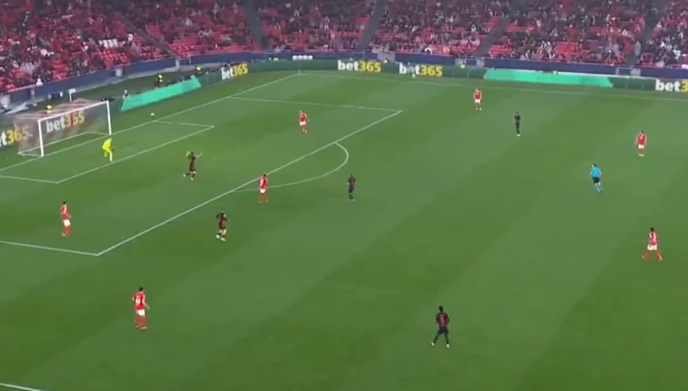 Thủ môn Benfica mắc sai lầm khó tin trước Barca 4