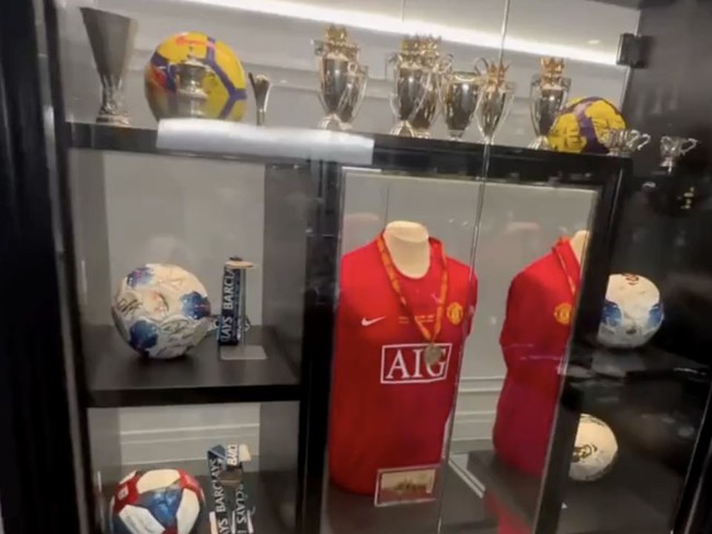 Con trai Rooney hé lộ phòng trưng bày danh hiệu đáng tự hào của bố - Ảnh 2.