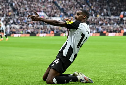 Alexander Isak đá thế này, các “ông lớn” không mê mới lạ! 2