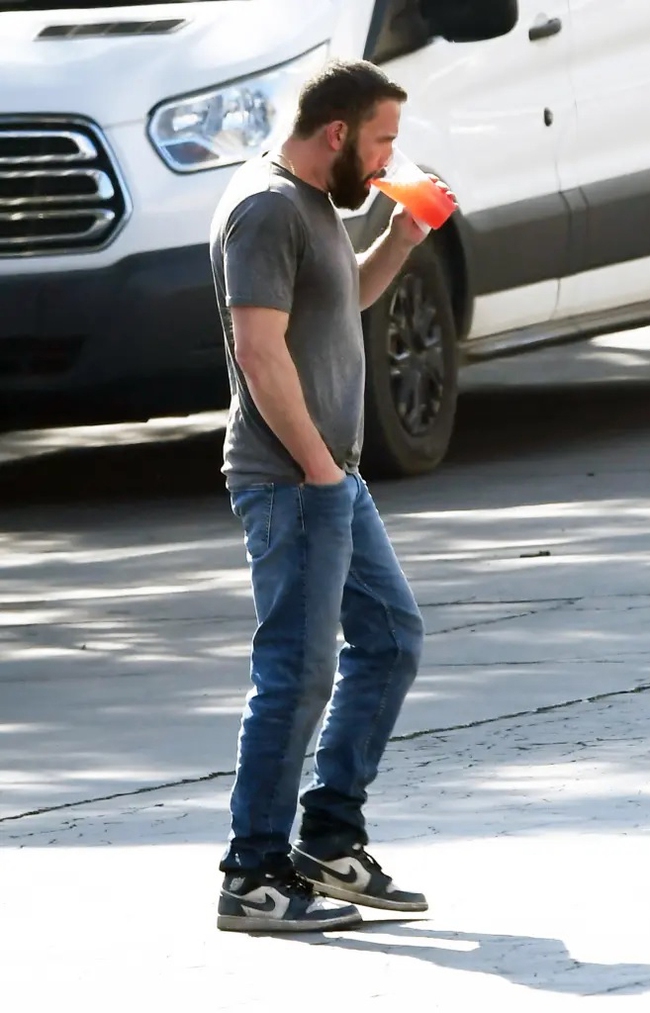 Ben Affleck không muốn hẹn hò, "vẫn đang thích nghi" với cuộc sống độc thân sau khi ly hôn Jennifer Lopez - Ảnh 3.