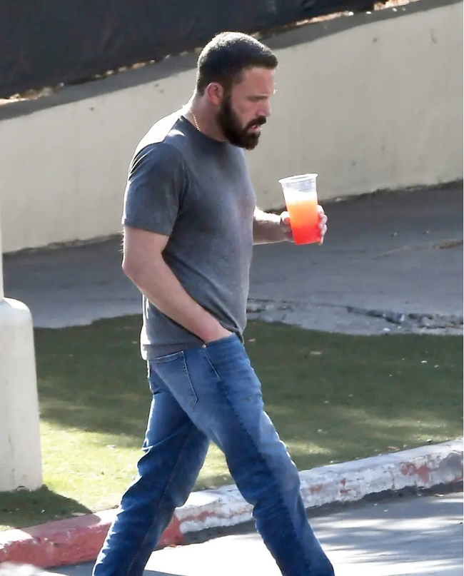 Ben Affleck không muốn hẹn hò, "vẫn đang thích nghi" với cuộc sống độc thân sau khi ly hôn Jennifer Lopez - Ảnh 4.