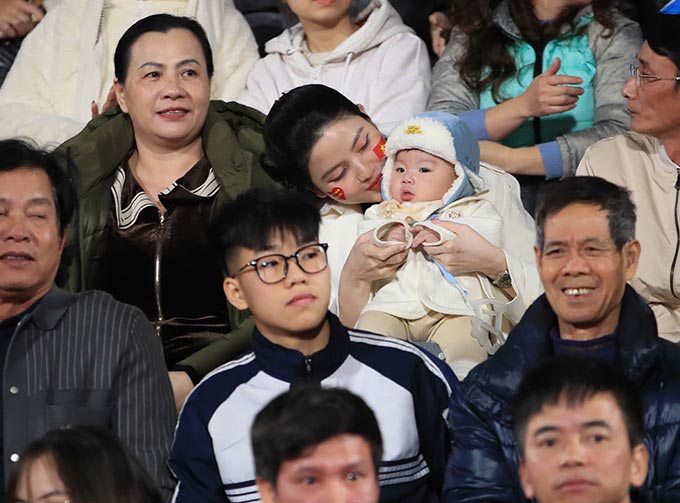 Lần đầu tiên, em bé nhà tuyển thủ Nguyễn Quang Hải đến cổ vũ bố. Em bé 5 tháng tuổi cùng mẹ Chu Thanh Huyền đến sân Việt Trì sát thời điểm trận đấu diễn ra