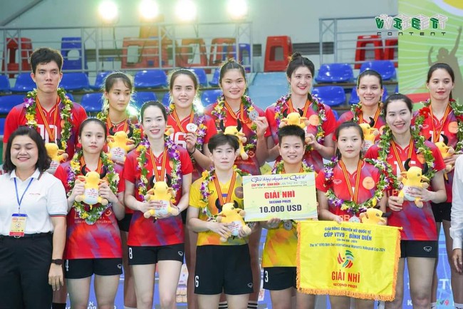Lê Thanh Thúy cùng CLB Ninh Bình LVPB giành ngôi á quân cúp VTV9 Bình Điền 2024.