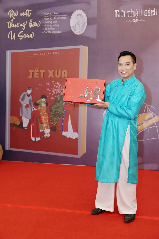 Nhà báo Ngô Bá Lục ra mắt cuốn tản văn thứ 3 với tự đề 'Vằng vặc trăng quê' - Ảnh 2.
