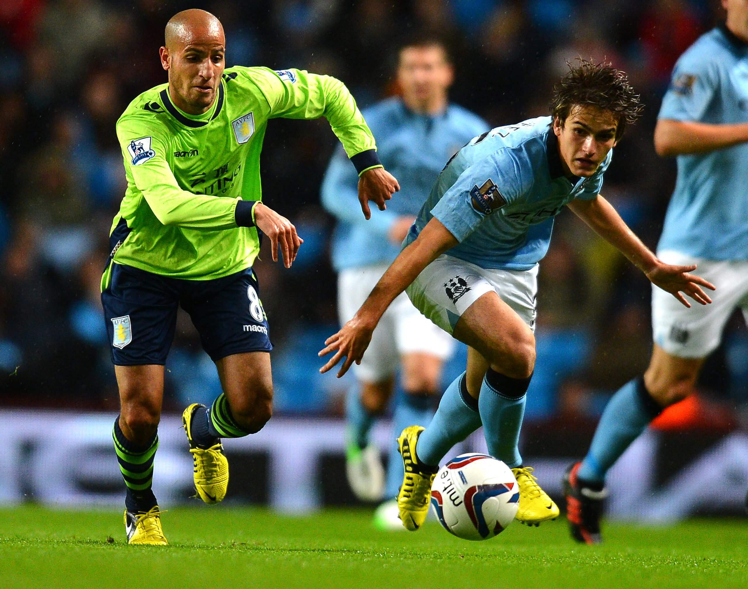 Tại Man City, con đường lên đội một của Suarez bị chặn khi Manuel Pellegrini thay thế Roberto Mancini